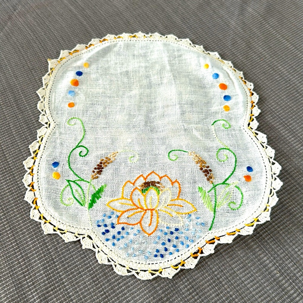 Handcraft vintage needlepoint floral doily